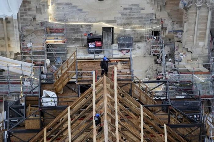 Thợ mộc làm việc tại nhà thờ Đức Bà Paris. (Ảnh:Christophe Ena/Pool qua Reuters).