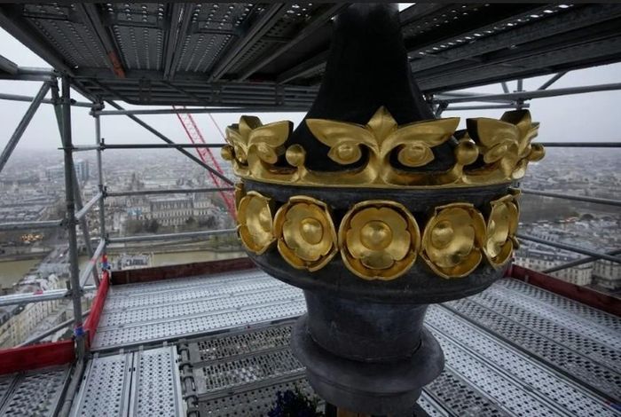 Một phần của ngọn tháp của nhà thờ Đức Bà Paris. (Ảnh:Christophe Ena/Pool qua Reuters).