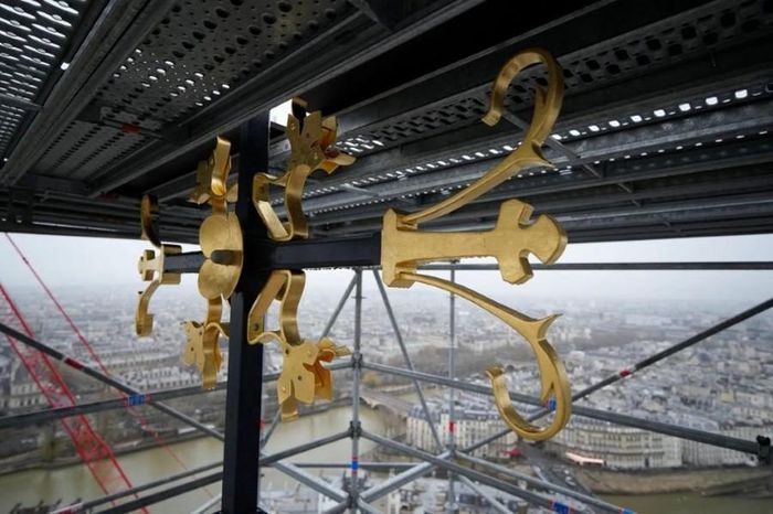 Một phần của cây thánh giá trên đỉnh ngọn tháp ở nhà thờ Đức Bà Paris. (Ảnh:Christophe Ena/Pool qua Reuters).