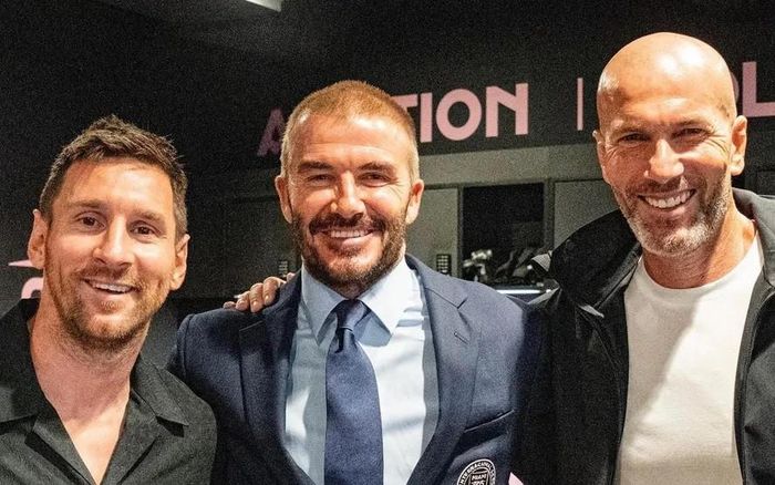 Zidane trong một dịp hội ngộ Messi và David Beckham ở Miami. Cựu tiền vệ từng 'chờ' để dẫn dắt tuyển Pháp nhưng vì Didier Deschamps ở lại nên đành lỡ hẹn