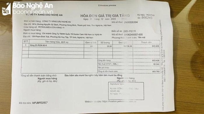  Các hóa đơn thể hiện đầy đủ thông tin mỗi lần bán xăng. Ảnh: Q.A 