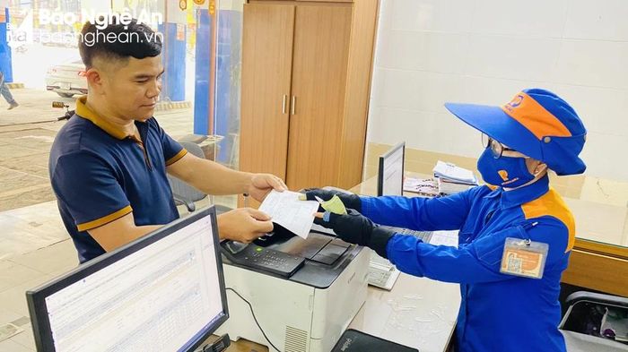  Khách hàng lấy hóa đơn sau mỗi lần đổ xăng, tuy nhiên tỷ lệ còn ít, chủ yếu là các doanh nghiệp, đơn vị. Ảnh: Q.A 