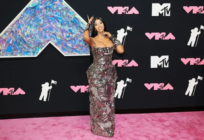 Nói về độ chịu chơi và sáng tạo trong thời trang, Cardi B là cái tên nổi bật của năm. Theo Vogue, nhà mốt Dilara Findikoglu chấp nhận sửa lại chiếc váy bằng kẹp tóc từ BST Thu - Đông 2023 để làm hài lòng ca sĩ I Like It. Sau đó, Cardi B diện nó đến MTV Video Music Awards và được giới mộ điệu khen “đẹp kiểu cổ điển”.