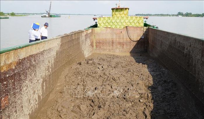 Lãnh đạo tỉnh Đồng Tháp kiểm tra tình hình khai thác cát tại mỏ cát trên sông Tiền để phục vụ thi công cao tốc Cần Thơ - Cà Mau.