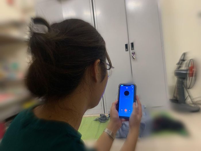 Một bạn sinh viên liên hệ với trung tâm gia sư để tìm việc. Ảnh: NVCC