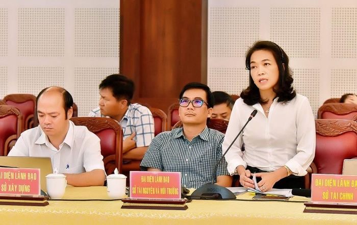 Bà Trần Thị Huệ-Phó Giám đốc Sở Tài chính trả lời kiến nghị của hội viên nông dân. Ảnh: Đ.T