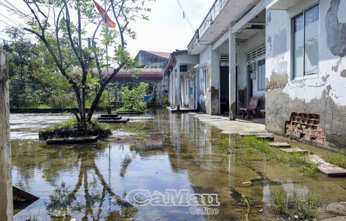 Nước lên trên sân Trạm y tế, chỗ thấp nhất là 30 cm, sâu nhất là 50 cm. Bệnh nhân đến đây, không vào được phải lên huyện, cách xã 17 km để thăm khám.
