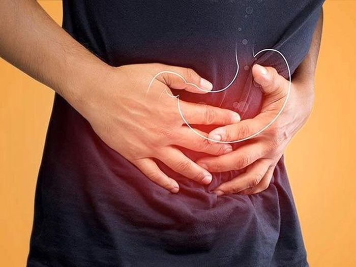 Đau dạ dày là bệnh lý khá phổ biến vì vậy đã có nhiều cách khác nhau để chữa bệnh. Ảnh minh họa