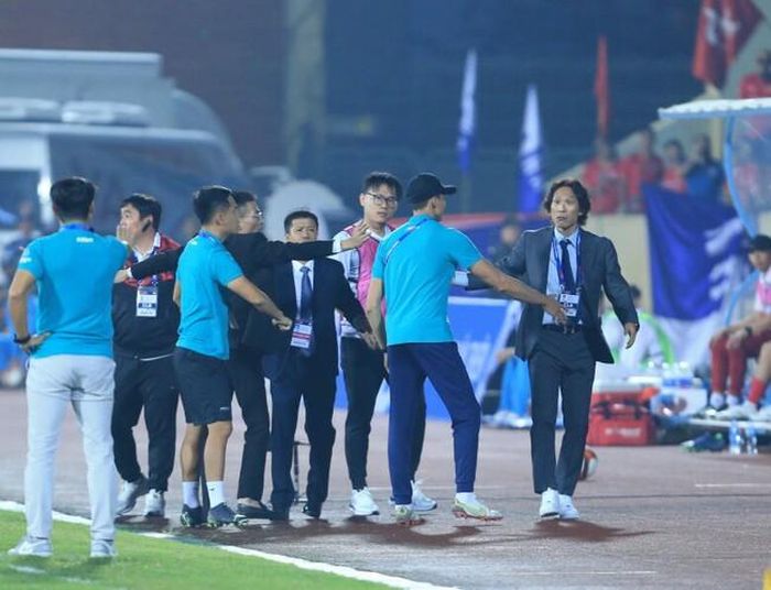 HLV Gong Oh Kyun và cầu thủ Văn Kiên thoát án phạt