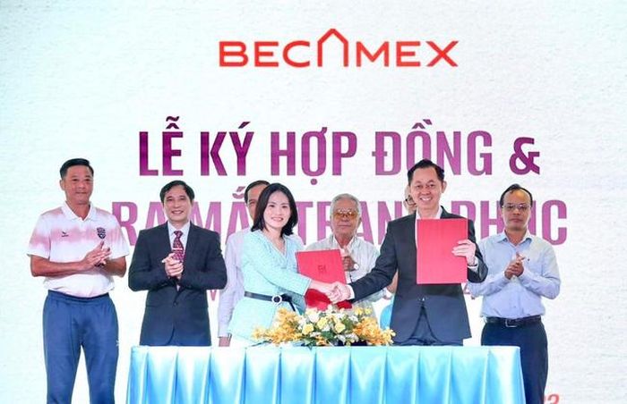 Ông Lê Hồng Cường (hàng sau, đứng cạnh HLV Lê Huỳnh Đức) xin thôi chức Tổng giám đốc CLB. Ảnh: BBD