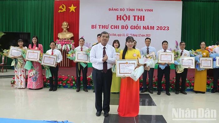 Thí sinh Phạm Thị Kiều Thoa, Đảng bộ huyện Cầu Ngang đoạt giải Nhất hội thi.