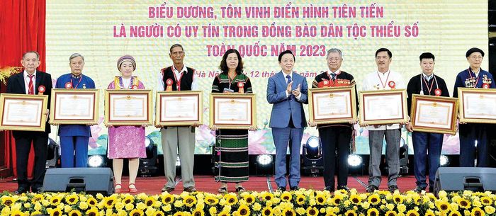  Phó Thủ tướng Trần Hồng Hà trao bằng khen của Thủ tướng Chính phủ cho các đại biểu. Ảnh: TTXVN 