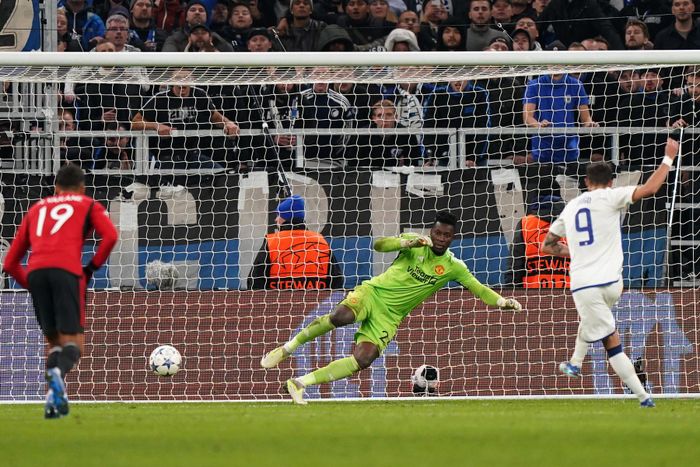 Quỷ đỏ đã tự bắn vào chân mình ở vòng bảng Champions League