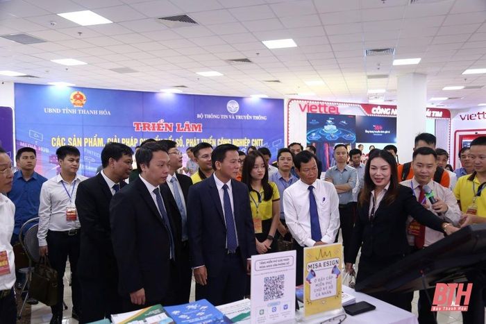 Các đồng chí: Đỗ Trọng Hưng, Ủy viên Trung ương Đảng, Bí thư Tỉnh ủy, Chủ tịch HĐND tỉnh; Nguyễn Huy Dũng, Ủy viên Ban Cán sự Đảng, Thứ trưởng Bộ Thông tin và Truyền thông, Ủy viên Ủy ban Quốc gia về chuyển đổi số; cùng các đại biểu tham quan, trải nghiệm các sản phẩm, giải pháp, mô hình CĐS.