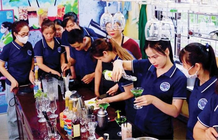 Học viên ngành du lịch dịch vụ thực hành pha chế