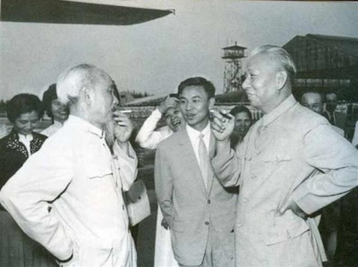 Bác Hồ và Chủ tịch nước Trung Quốc Lưu Thiếu Kỳ trò chuyện thân mật. Ông Lương Phong (giữa) làm nhiệm vụ phiên dịch nhiều chuyến thăm của Bác tới Trung Quốc.