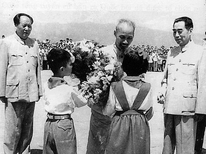 Chủ tịch Mao Trạch Đông và Thủ tướng Chu Ân Lai ra sân bay Bắc Kinh đón Chủ tịch Hồ Chí Minh thăm Trung Quốc năm 1957. Ảnh tư liệu.