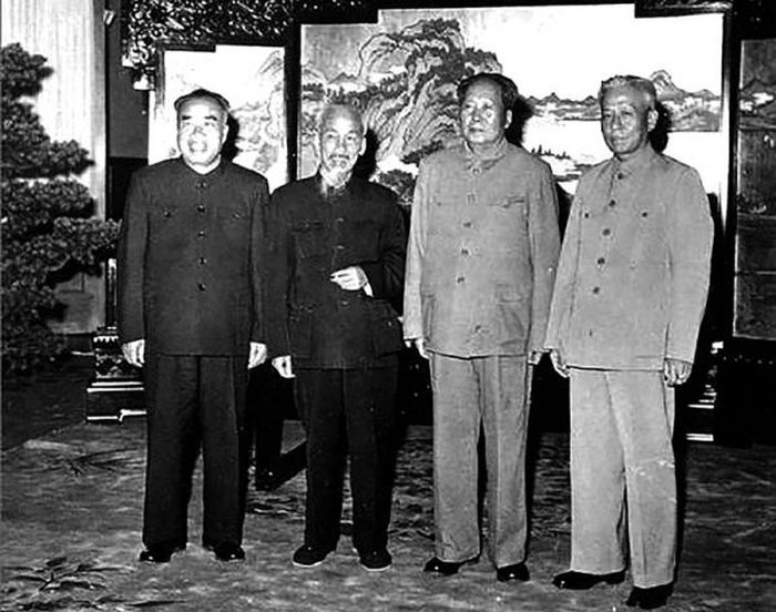 Chủ tịch Mao Trạch Đông và một số nhà lãnh đạo Trung Quốc đón tiếp Chủ tịch Hồ Chí Minh.