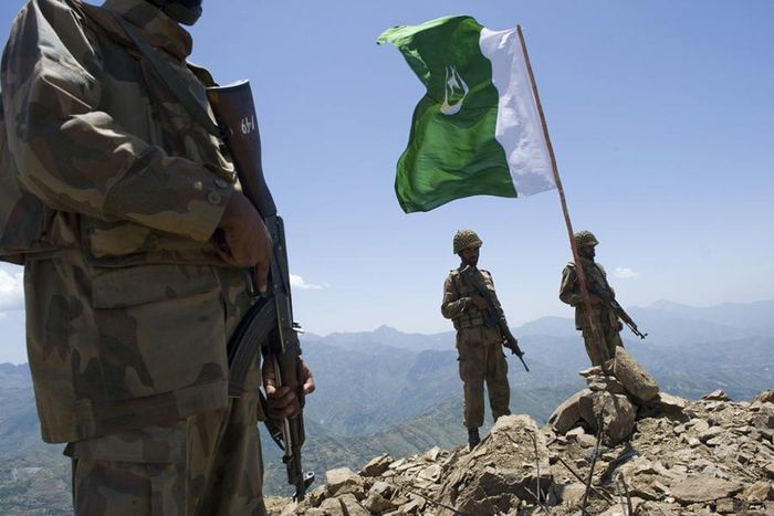 Pakistan đã phát triển chương trình vũ khí hạt nhân của mình để đáp trả chương trình hạt nhân của Ấn Độ, tiến hành vụ thử nghiệm đầu tiên vào năm 1998.