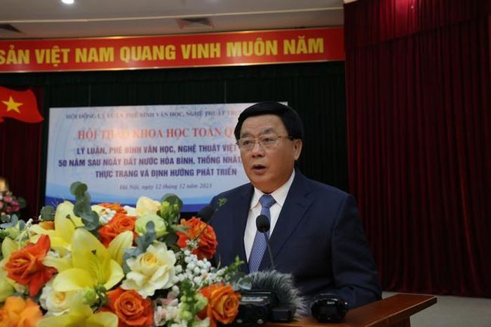 GS-TS Nguyễn Xuân Thắng, Ủy viên Bộ Chính trị, Chủ tịch Hội đồng Lý luận Trung ương, Giám đốc Học viện Chính trị Quốc gia Hồ Chí Minh, phát biểu chỉ đạo hội thảo