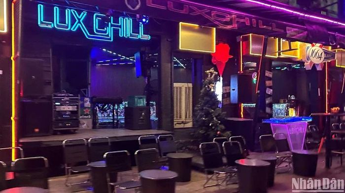 Một quán nhậu kết hợp quầy bar trên đường Phạm Văn Đồng (quận Bình Thạnh) vắng khách dù đang giờ cao điểm.