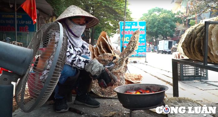  Cũng theo anh Hưng, để cho ra bánh đa Kế ngon hơn thì khi phơi dưới trời đứng bóng và nướng trên than hoa. 