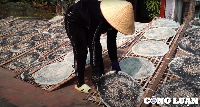  Thực khách phương xa mỗi khi ghé đến Bắc Giang đều muốn ăn thử một chiếc bánh đa Kế trứ danh, hay mua bánh về làm quà cho bạn bè, người thân ở quê nhà. 