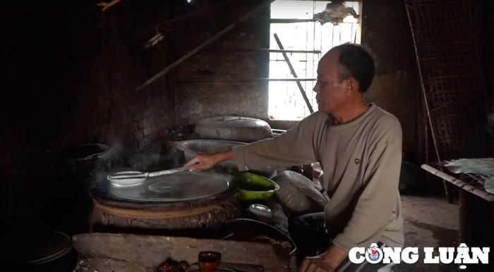  Một trong những kỹ thuật tạo lên sự độc đáo của bánh đa kế đó là kỹ thuật tráng bánh. 