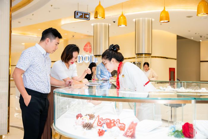  Giáng sinh không chỉ là dịp để mọi người “flex” những khoảnh khắc ngọt ngào mà còn là cơ hội để bạn tự thưởng cho bản thân và gửi trao tới người yêu thương những món quà đặc biệt. Quà tặng trang sức DOJI lung linh như trang sức kim cương, vàng 24K, đá màu hay ECZ là một gợi ý thú vị dành cho bạn với những ưu đãi hấp dẫn tại DOJI trên toàn quốc. 
