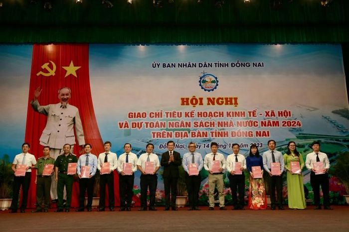 Lãnh đạo tỉnh giao chỉ tiêu Kế hoạch kinh tế-xã hội năm 2024 cho các đơn vị