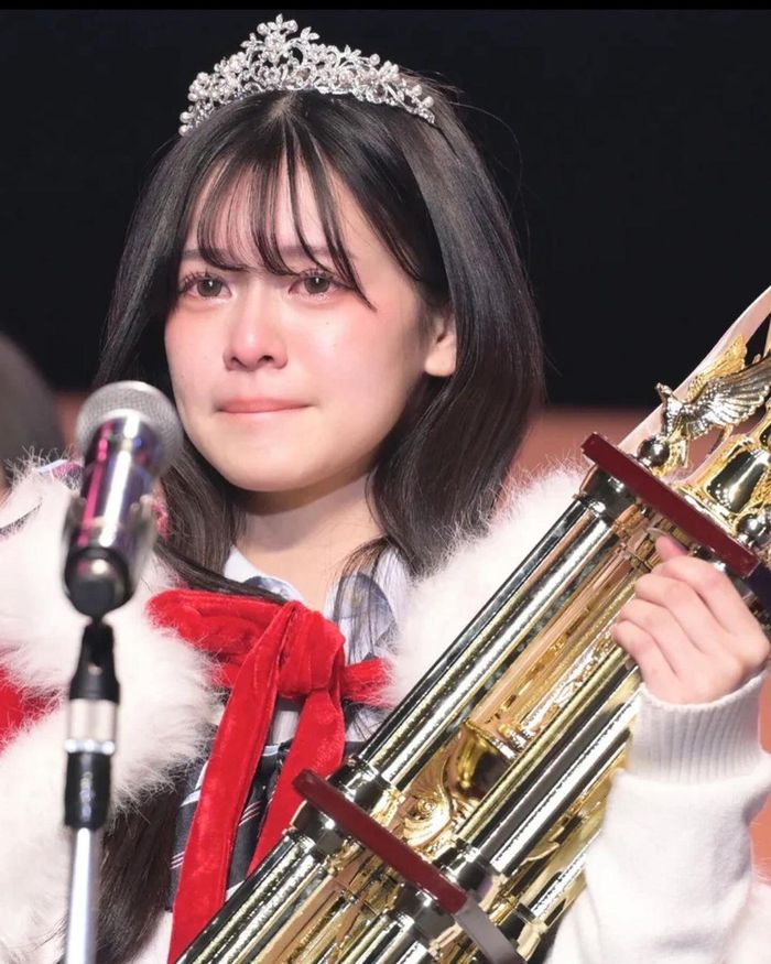 Risa Yonezawa (16 tuổi) là nữ sinh trung học năm nhất đến từ Hokkaido. Cô đánh bại 40.000 ứng viên để đăng quang ngôi vị Hoa khôi nữ sinh trung học dễ thương nhất.