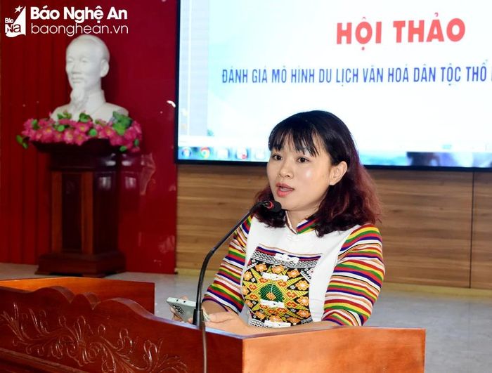 Bà Vi Thị Thắm - Giám đốc Trung tâm Điều phối du lịch miền Tây xứ Nghệ TNT phát biểu tham luận. Ảnh: Công Kiên