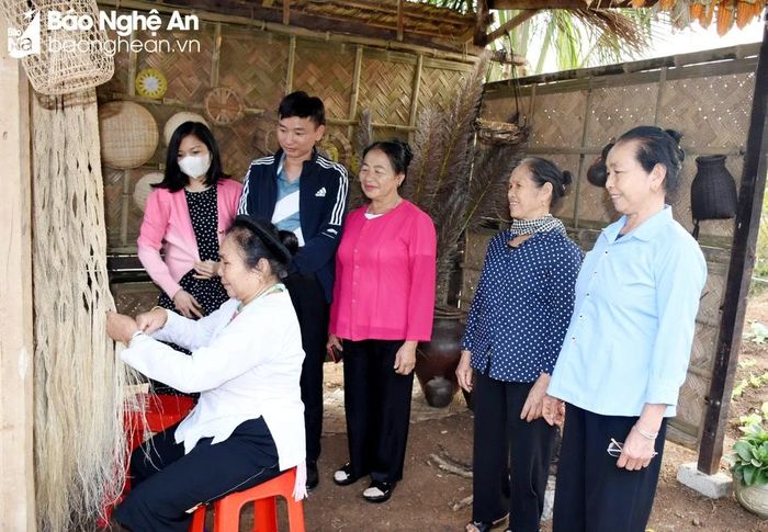 Trải nghiệm nghề đan võng gai truyền thống của đồng bào Thổ ở xã Nghĩa Lợi (Nghĩa Đàn). Ảnh: Công Kiên