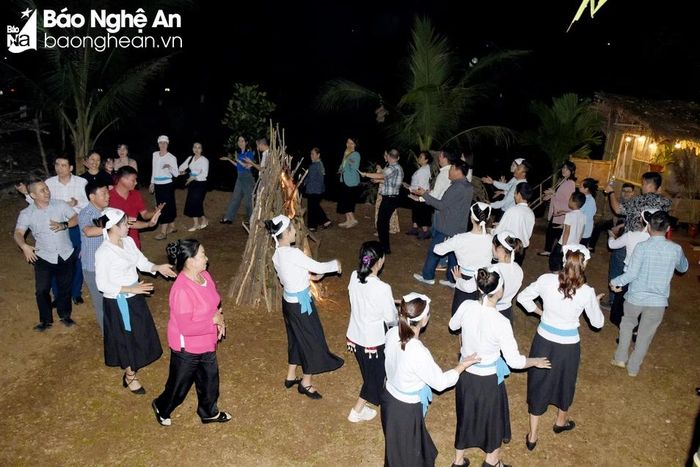 Du khách giao lưu văn hóa - văn nghệ với bà con dân tộc Thổ xã Nghĩa Lợi (Nghĩa Đàn). Ảnh: Công Kiên