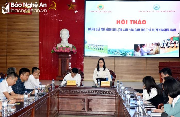 Các đồng chí: Nguyễn Thị Minh Tú – Giám đốc Trung tâm Khoa học Xã hội và Nhân văn tỉnh; Lê Thái Hùng – Phó Chủ tịch UBND huyện Nghĩa Đàn đồng chủ trì Hội thảo. Ảnh: Công Kiên