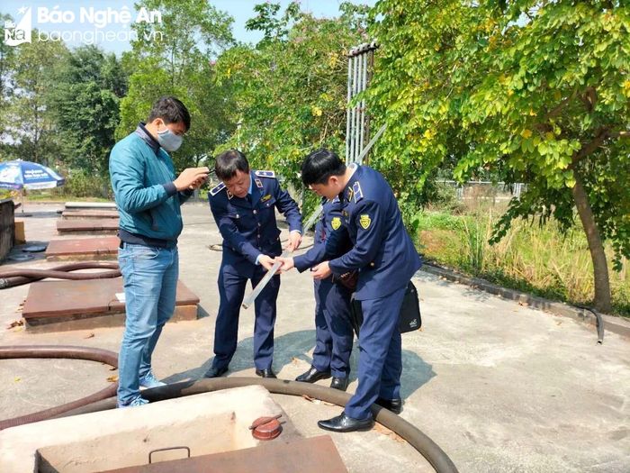  Lực lượng quản lý thị trường phối hợp kiểm tra trữ lượng xăng dầu tại một Công ty trên địa bàn Nghệ An. Ảnh Cơ sở cung cấp 