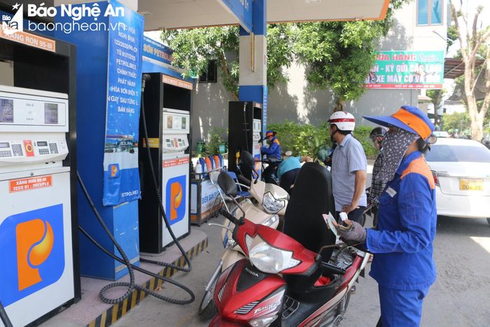  Nghị định 123/2020/NĐ-CP quy định cửa hàng xăng dầu phải xuất hóa đơn điện tử theo từng lần bán lẻ cho khách hàng. Ảnh: Nguyễn Hải 