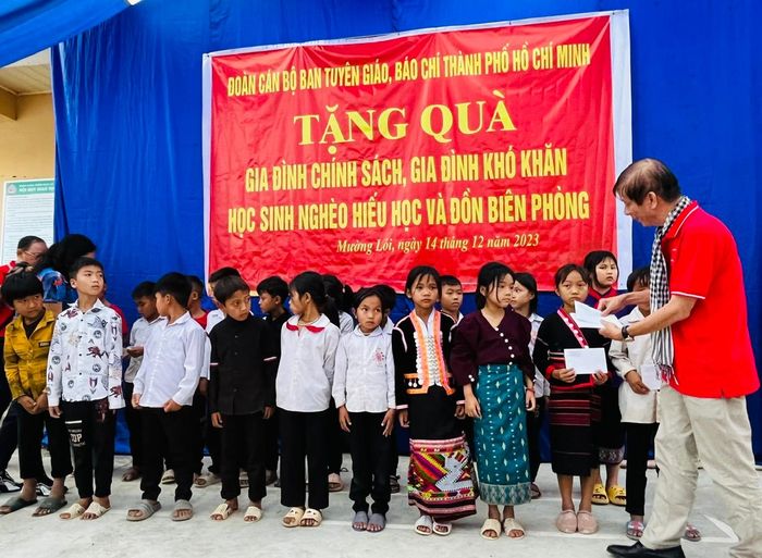 Đại diện Ban tổ chức đã trao 60 phần quà cho 60 em học sinh có hoàn cảnh khó khăn tại xã Mường Lói.