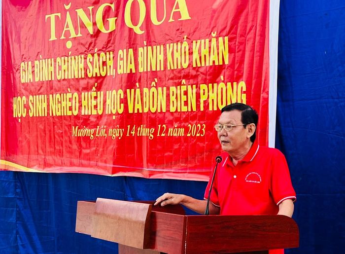 Ông Nguyễn Tấn Phong, Chủ tịch Hội Nhà báo TP Hồ Chí Minh cho biết, những phần quà và nguồn vốn tuy không lớn nhưng là tấm lòng của đội ngũ cán bộ tuyên giáo, đội ngũ những người làm báo tại TP Hồ Chí Minh muốn chia sẻ phần nào khó khăn đến bà con, các cháu học sinh và cán bộ, chiến sĩ đồn biên phòng yên tâm công tác nơi biên cương của Tổ quốc.