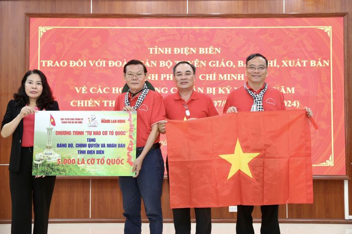 Dịp này, Ban Tuyên giáo Thành ủy TP Hồ Chí Minh và Hội Nhà báo TP Hồ Chí Minh, báo Người Lao Động cũng đã trao tặng 5.000 lá cờ Tổ quốc cho tỉnh Điện Biên; trong đó, 300 lá cờ trao cho bộ đội biên phòng cửa khẩu Huổi Puốc và người dân xã Mường Lói, huyện Điện Biên.
