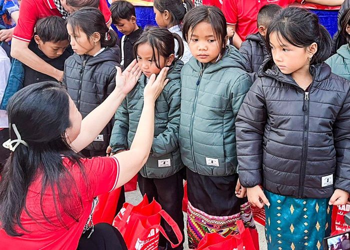 Ngoài các phần quà là tiền mặt và tập vở, các em còn được tặng thêm áo ấm.