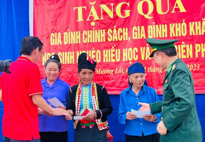 Ông Nguyễn Tấn Phong, Chủ tịch Hội Nhà báo TP Hồ Chí Minh và đại diện Bộ đội Biên phòng tỉnh Điện Biên trao quà cho các hộ gia đình có hoàn cảnh khó khăn của xã Mường Lói.