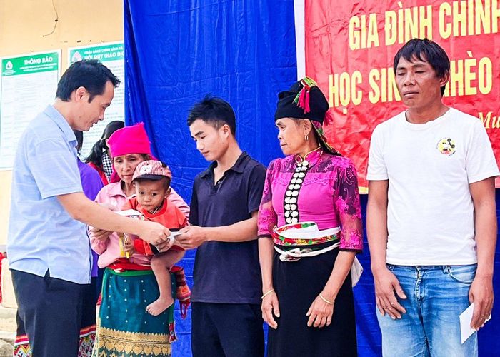 Tổng giá trị các phần quà được trao cho các gia đình chính sách, hộ nghèo và bộ đội biên phòng cửa khẩu Huổi Puốc là khoảng 160 triệu đồng.