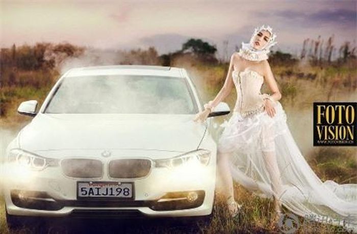 Cô người mẫu tạo dáng thời trang và nghệ thuật bên cạnh chiếc sedan của BMW.