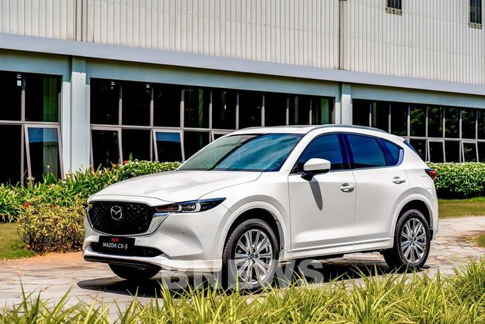 New Mazda CX-5 có 3 tháng liên tiếp duy trì vị trí dẫn đầu doanh số bán hàng toàn thị trường ô tô Việt Nam. Ảnh: BNEWS/TTXVN phát