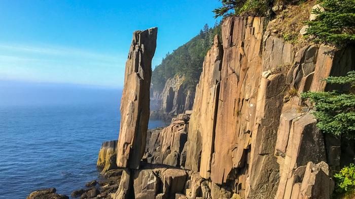 Tảng đá bazan hình cột thẳng đứng dài 9m này nhìn ra Vịnh St. Mary ở Nova Scotia (Canada). Để xem tảng đá khổng lồ này, người ta cần đi qua một con đường mòn dài 2,5 km và 235 bậc cầu thang. Khoảng 200 triệu năm trước, trong Kỷ Trias, đá nóng chảy hình thành từ sâu trong lòng Trái Đất và lan rộng khắp bề mặt. Hiện tượng này đã chia cắt siêu lục địa Pangea và mở ra Đại Tây Dương. Khi dung nham nóng nguội dần, quá trình phong hóa và xói mòn đã tạo thành nhiều cấu trúc đá bazan dạng cột, giống như cột đá ở Vịnh St. Mary.