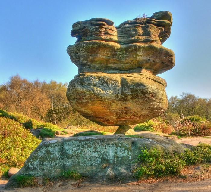 Brimham Rocks là một tập hợp tuyệt vời của những tảng đá sa thạch ở North Yorkshire, Anh. Một trong những tảng đá đó là Idol Rock, còn được gọi là “Thần tượng của Druid” hoặc “Bàn viết của Druid”, cao gần 4,5m và nặng 200 tấn. Cấu trúc khổng lồ này nằm trên đỉnh của một đế hình chóp nhỏ. Trong nhiều năm, người dân địa phương tin tuyệt tác này đã được chạm khắc bởi những người Anh cổ đại. Tuy nhiên, các công trình nghiên cứu đã chứng minh điều đó là sai. Đây là kết quả của tự nhiên.