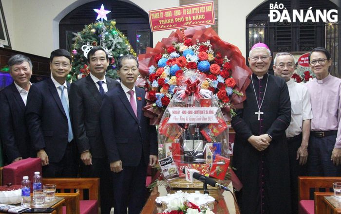 Bí thư Thành ủy Nguyễn Văn Quảng (thứ 4, bên trái sang) cùng các lãnh đạo thành phố tặng hoa chúc mừng lễ Thiên Chúa Giáng sinh 2023. Ảnh: X.H