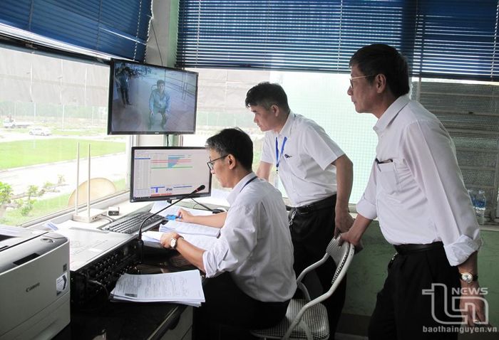 Tổ sát hạch thi giấy phép lái xe giám sát các học viên thi qua phòng điều hành trung tâm.