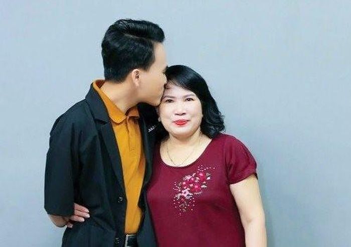 Nguyễn Ngọc Nhứt và mẹ - Ảnh: NVCC